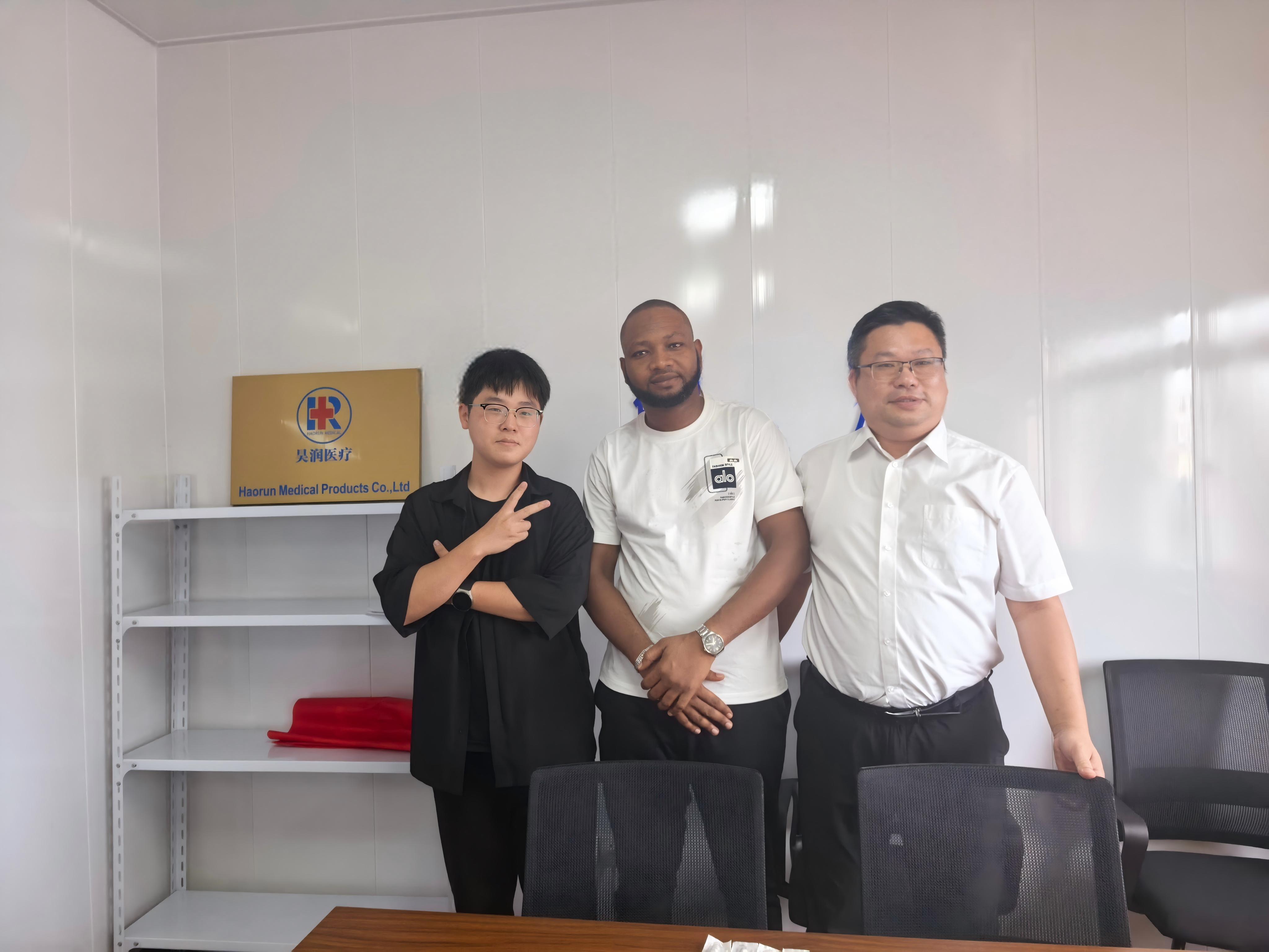 Clientes ordinem ibidem collocaverunt postquam officinam medicinalem Haorun visitaverunt.